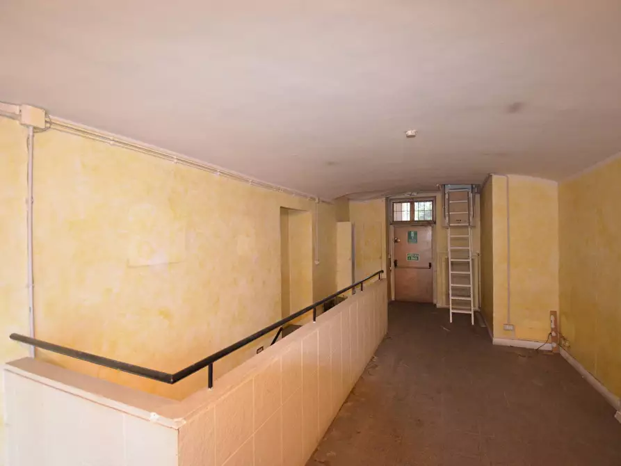 Immagine 17 di Showroom in vendita  in Corso Via Montebello a Torino