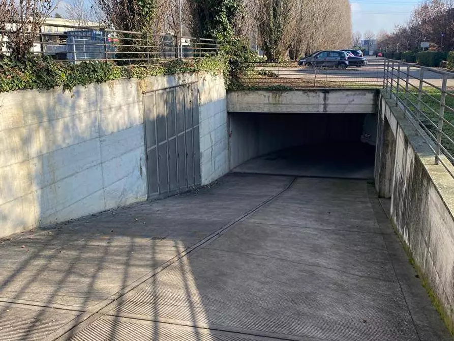 Immagine 2 di Box auto in vendita  in VIA DEGLI ALPINI a Merate