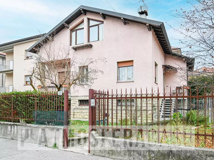 Immagine 1 di Villa in vendita  in VIA MILANO a Curno