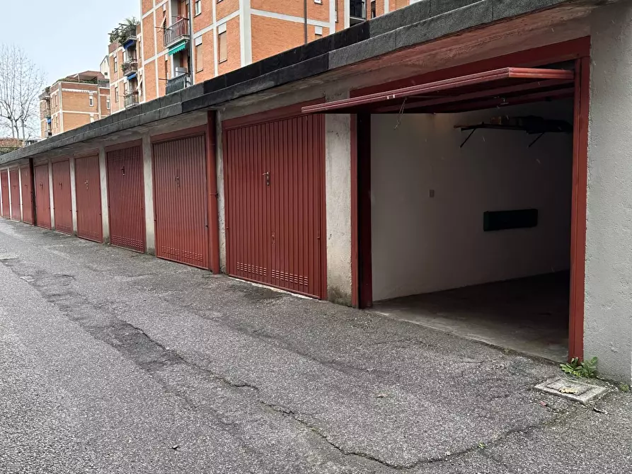 Immagine 1 di Box auto in vendita  in Via Costantina a Bergamo