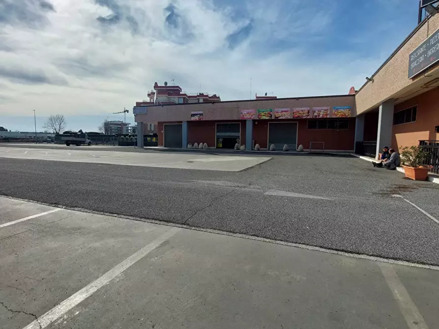 Immagine 20 di Locale commerciale in affitto  in VIA DELLE CALLE a Guidonia Montecelio