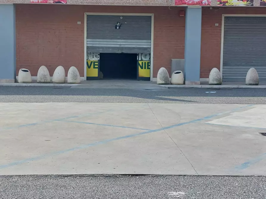 Immagine 22 di Locale commerciale in affitto  in VIA DELLE CALLE a Guidonia Montecelio