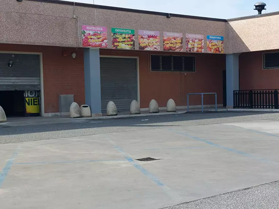 Immagine 23 di Locale commerciale in affitto  in VIA DELLE CALLE a Guidonia Montecelio