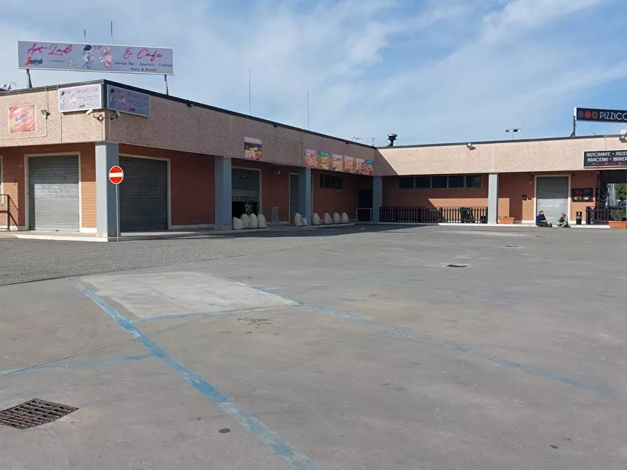 Immagine 25 di Locale commerciale in affitto  in VIA DELLE CALLE a Guidonia Montecelio