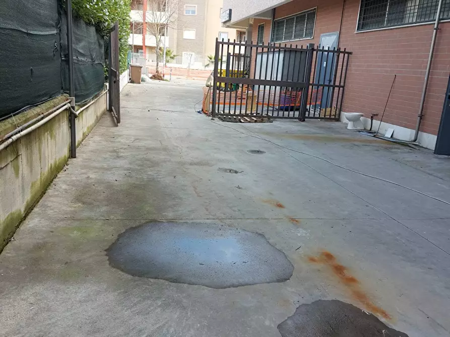 Immagine 27 di Locale commerciale in affitto  in VIA DELLE CALLE a Guidonia Montecelio