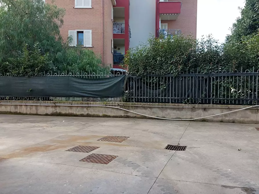 Immagine 29 di Locale commerciale in affitto  in VIA DELLE CALLE a Guidonia Montecelio