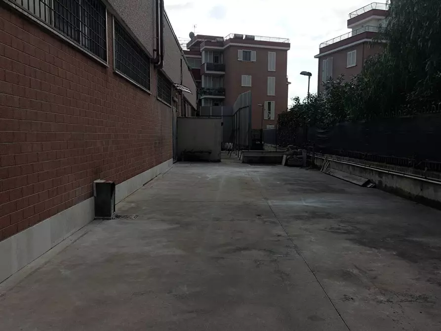 Immagine 28 di Locale commerciale in affitto  in VIA DELLE CALLE a Guidonia Montecelio