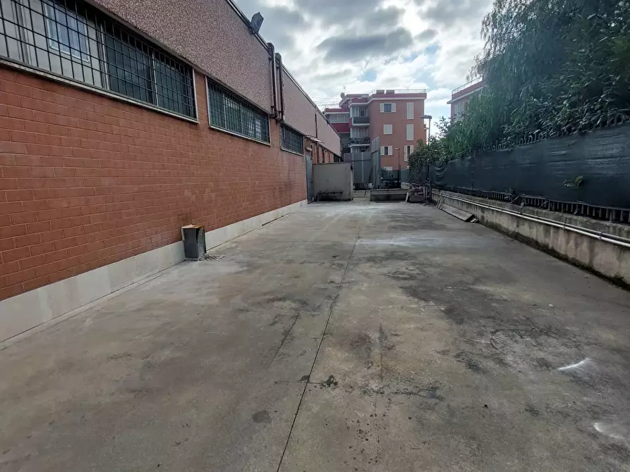 Immagine 30 di Locale commerciale in affitto  in VIA DELLE CALLE a Guidonia Montecelio