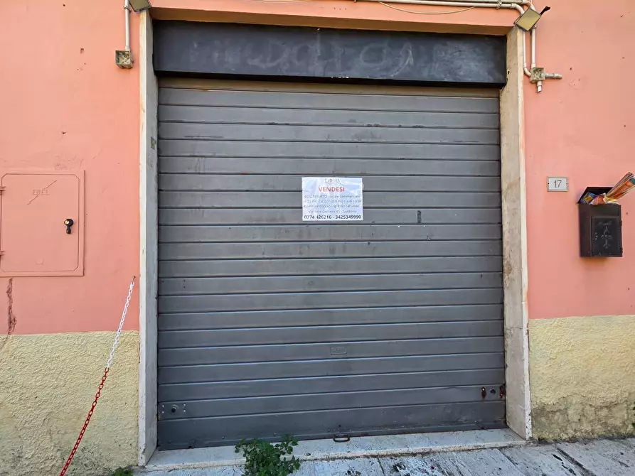 Immagine 1 di Locale commerciale in vendita  in via di collefiorito a Guidonia Montecelio