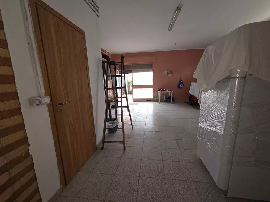 Immagine 26 di Locale commerciale in vendita  in via di collefiorito a Guidonia Montecelio