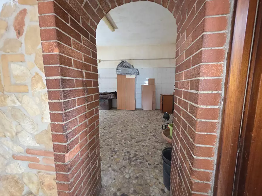 Immagine 17 di Locale commerciale in vendita  in via di collefiorito a Guidonia Montecelio