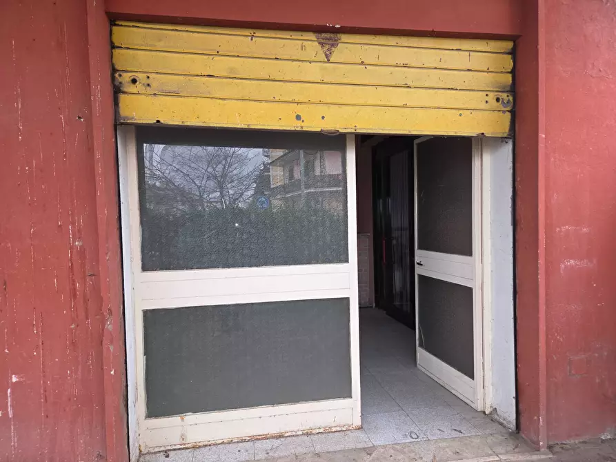 Immagine 3 di Locale commerciale in vendita  in via di collefiorito a Guidonia Montecelio