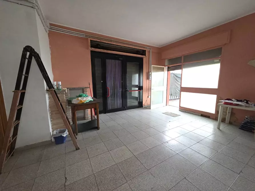 Immagine 12 di Locale commerciale in vendita  in via di collefiorito a Guidonia Montecelio