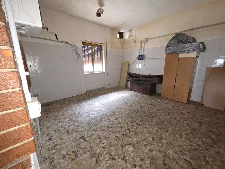 Immagine 19 di Locale commerciale in vendita  in via di collefiorito a Guidonia Montecelio