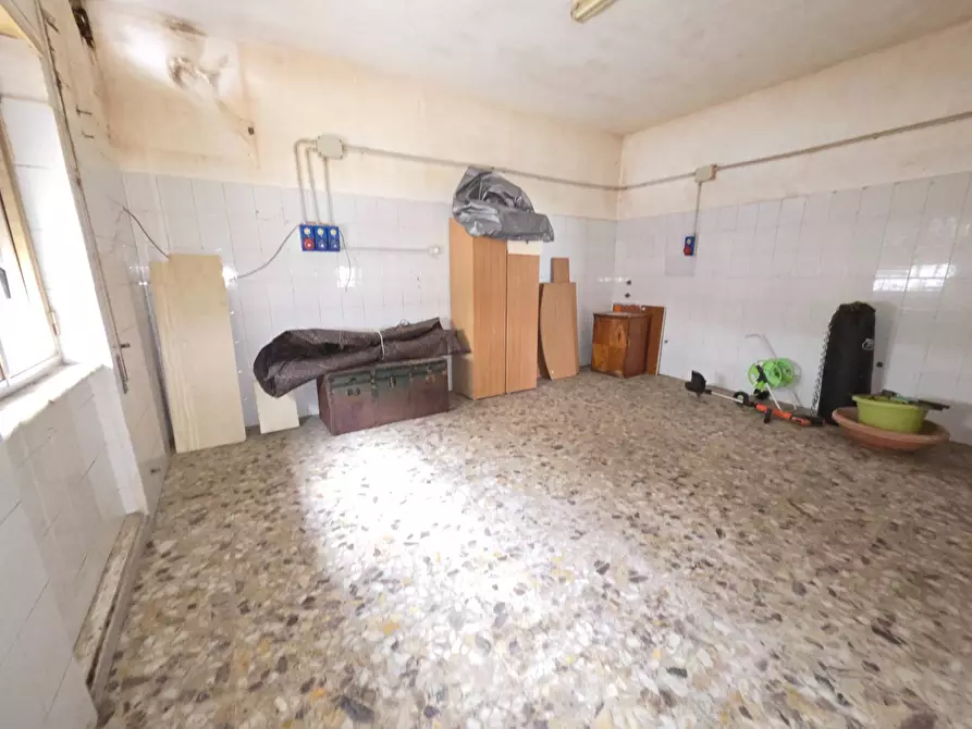 Immagine 23 di Locale commerciale in vendita  in via di collefiorito a Guidonia Montecelio