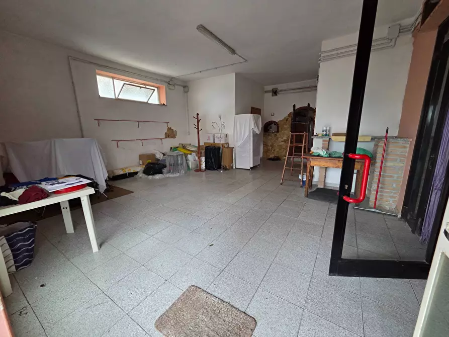 Immagine 14 di Locale commerciale in vendita  in via di collefiorito a Guidonia Montecelio