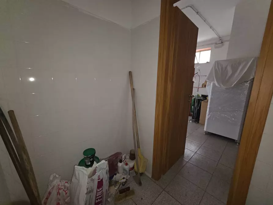 Immagine 29 di Locale commerciale in vendita  in via di collefiorito a Guidonia Montecelio