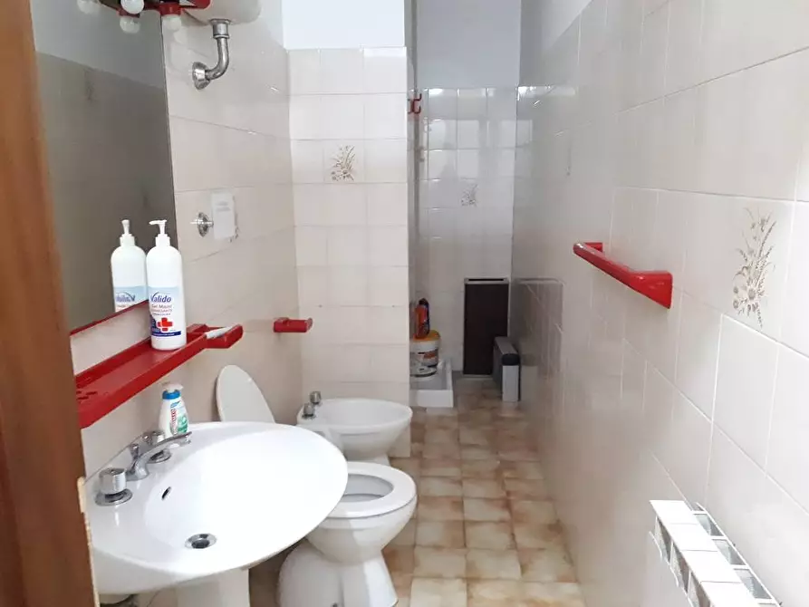 Immagine 10 di Ufficio in affitto  in Via C. Colombo a Teramo