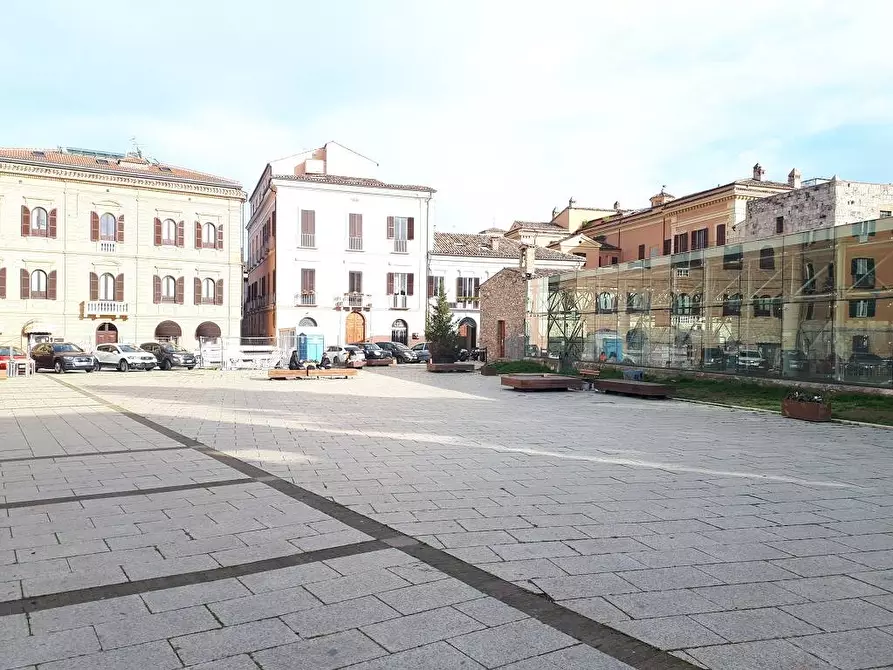 Immagine 1 di Locale commerciale in affitto  in Piazza S. Anna a Teramo