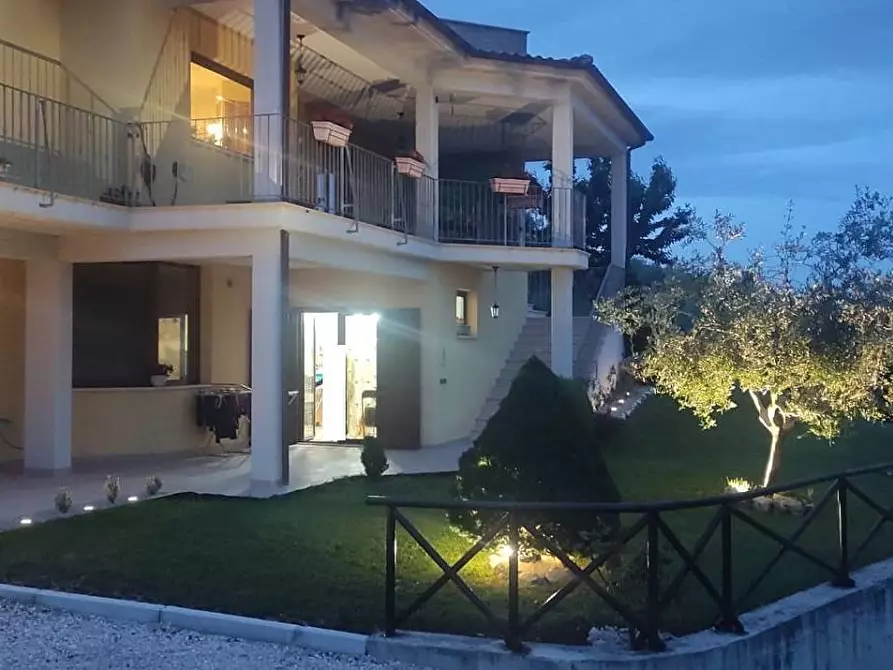 Immagine 1 di Villa in vendita  in Via A. Bafile a Teramo