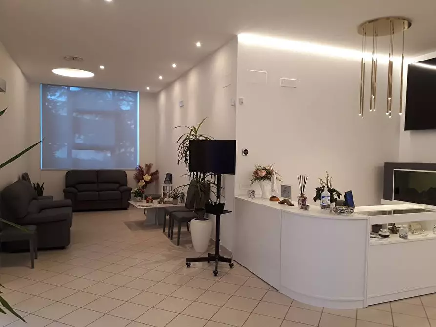 Immagine 16 di Locale commerciale in affitto  in Via C. Bruschelli a Teramo