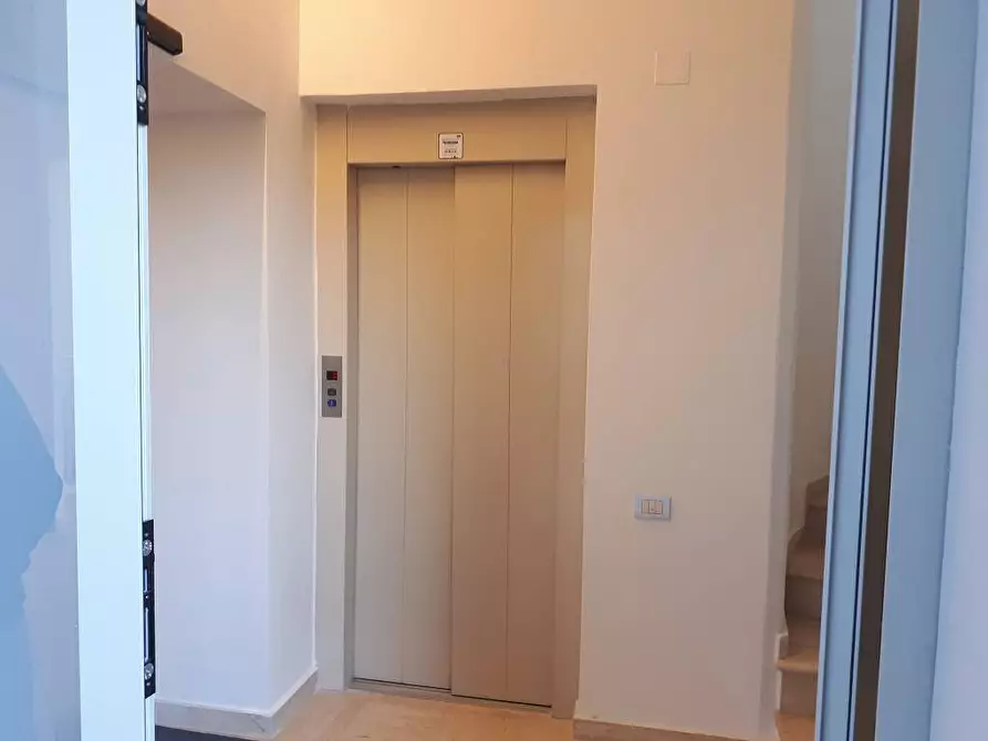 Immagine 21 di Locale commerciale in affitto  in Via C. Bruschelli a Teramo