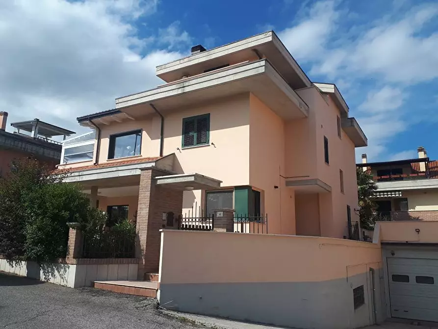 Immagine 2 di Villa in vendita  in Via Giorgio Perlasca a Teramo
