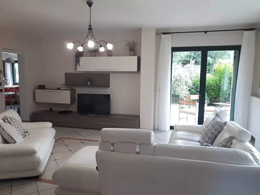 Immagine 9 di Villa in vendita  in Via Giorgio Perlasca a Teramo