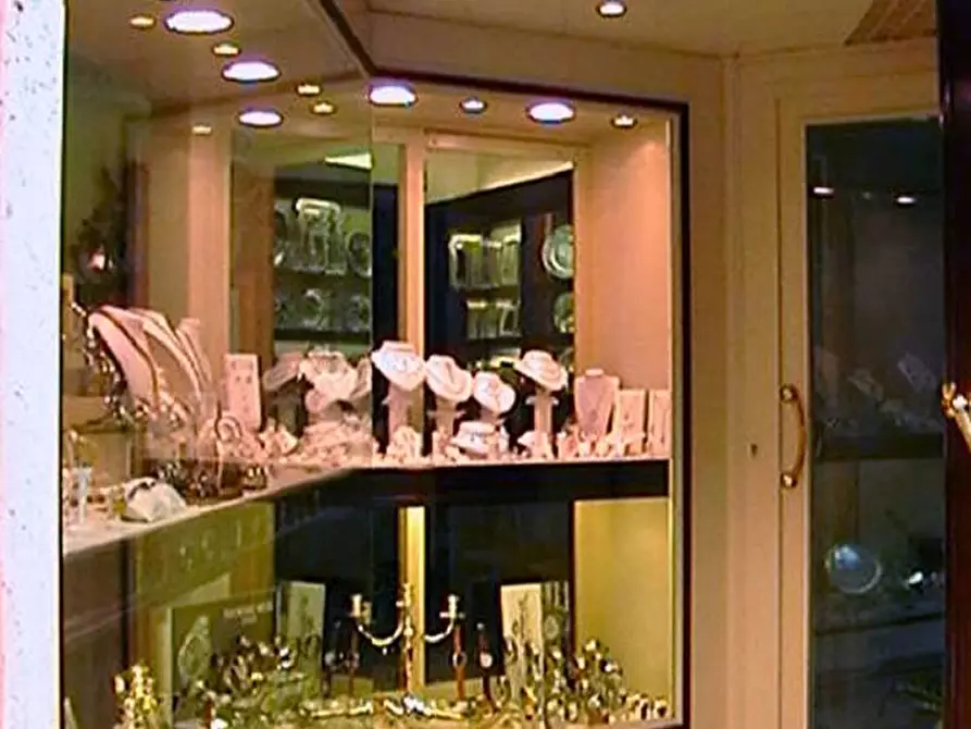 Immagine 2 di Locale commerciale in vendita  in Via V. Veneto a Teramo