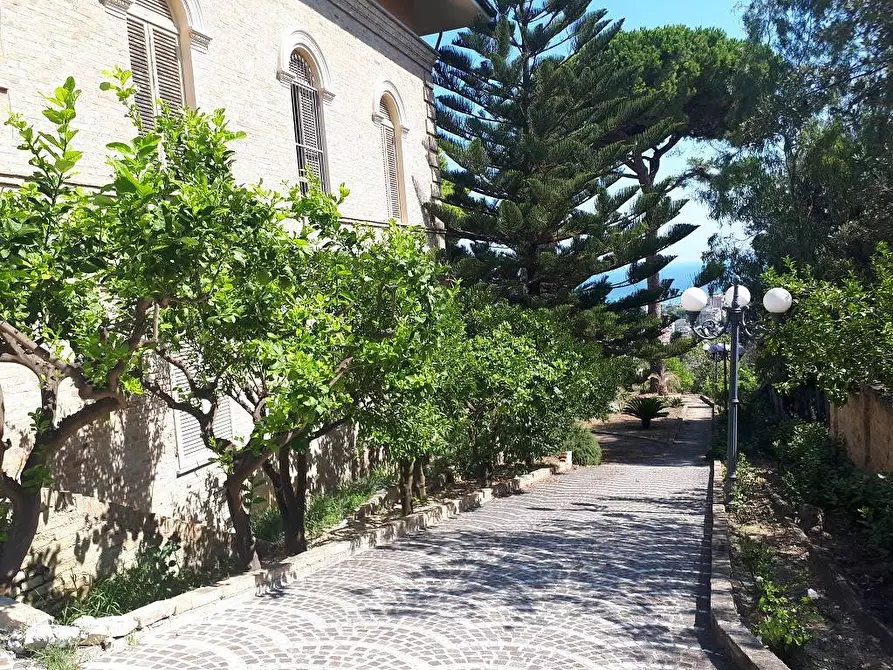 Immagine 3 di Villa in vendita  in Viale dello Splendore a Giulianova