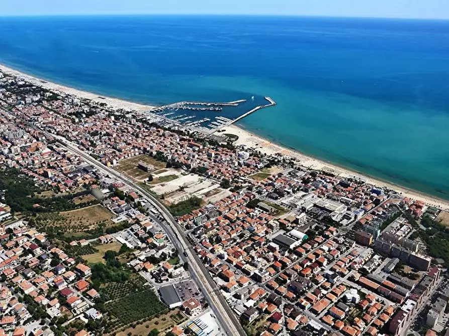 Immagine 2 di Locale commerciale in affitto  a Giulianova