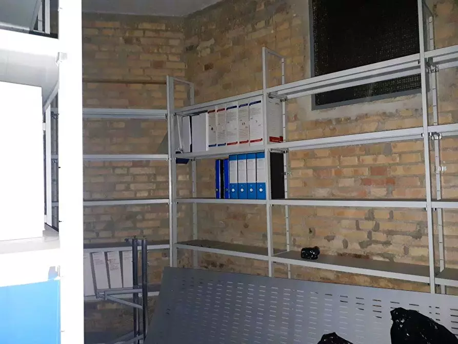 Immagine 9 di Locale commerciale in vendita  in Via Berardo Mezzucelli a Teramo