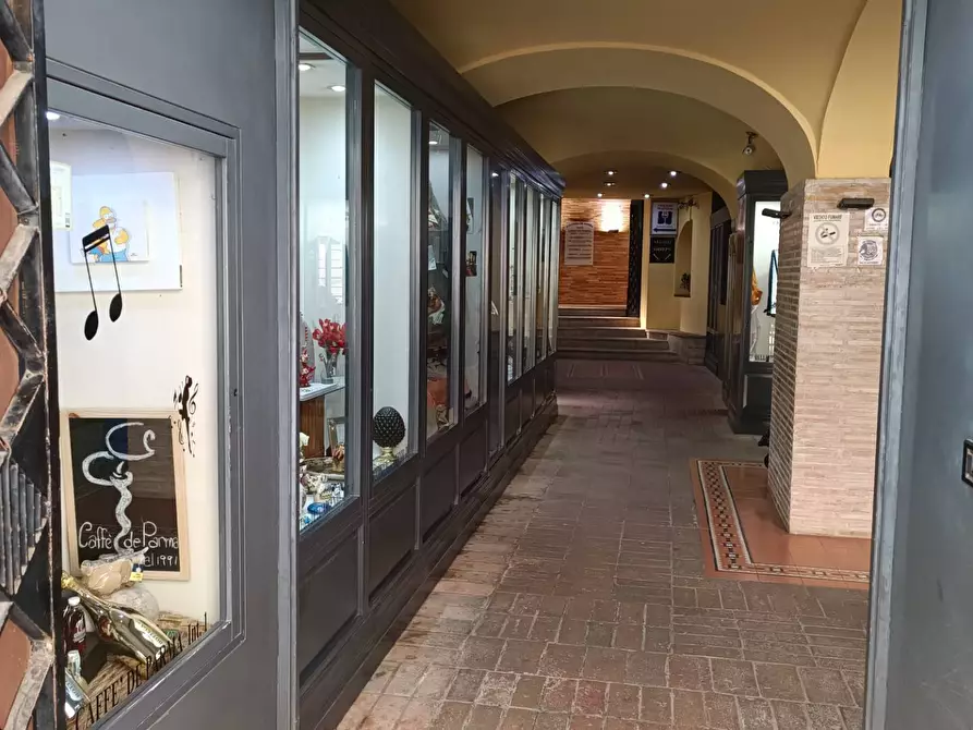 Immagine 4 di Locale commerciale in affitto  in Via Santa Maria a Vasto