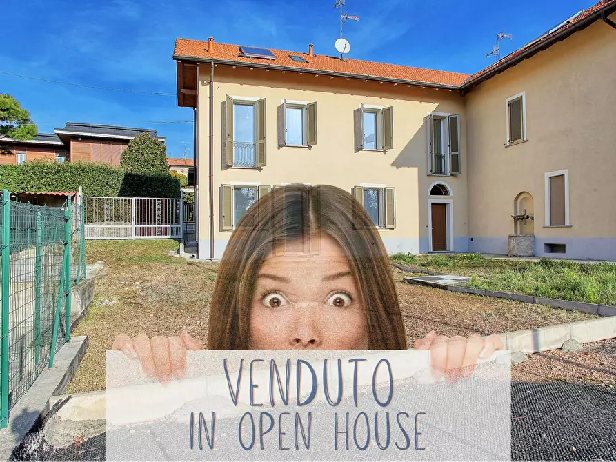 Immagine 1 di Villa in vendita  in Via Monsignor Giacomo Carabelli a Carnago