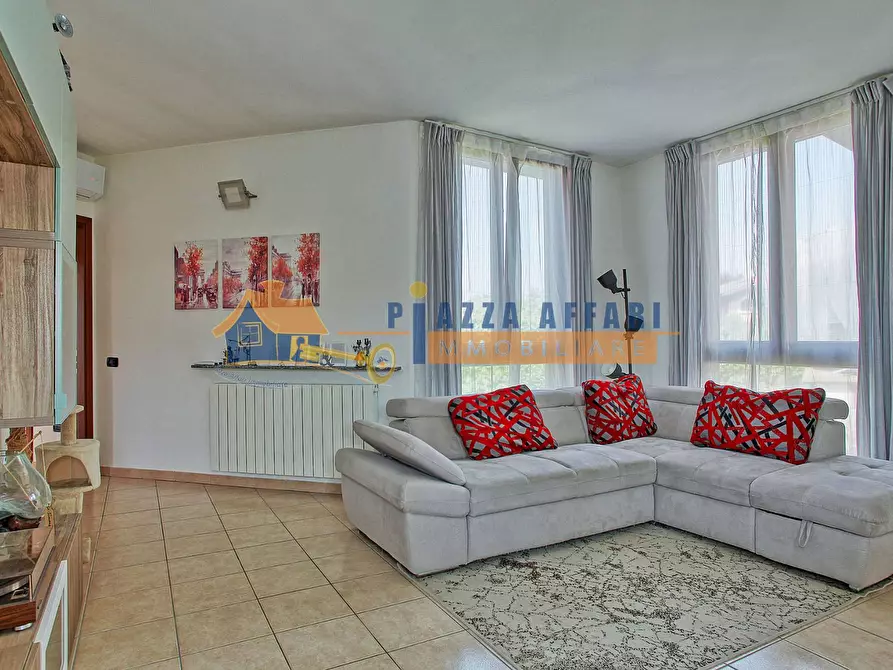 Immagine 7 di Appartamento in vendita  in via Leonardo da Vinci a Caronno Varesino