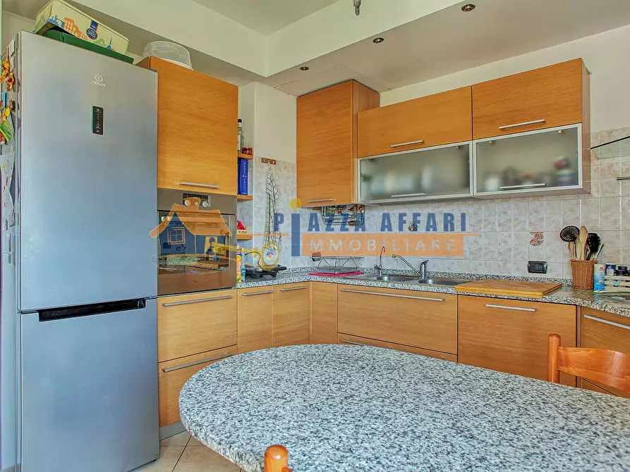 Immagine 11 di Appartamento in vendita  in via Leonardo da Vinci a Caronno Varesino