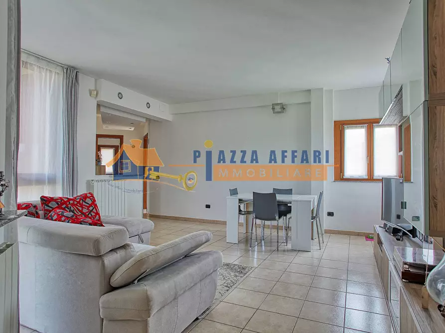 Immagine 8 di Appartamento in vendita  in via Leonardo da Vinci a Caronno Varesino