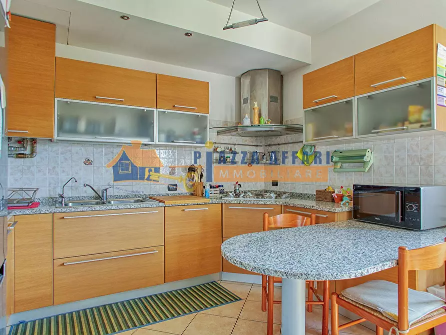 Immagine 10 di Appartamento in vendita  in via Leonardo da Vinci a Caronno Varesino