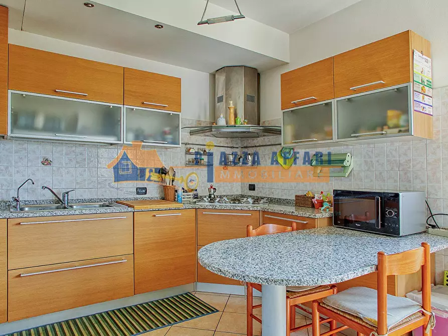 Immagine 13 di Appartamento in vendita  in via Leonardo da Vinci a Caronno Varesino