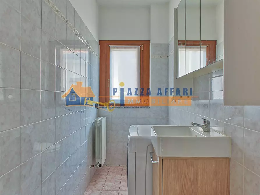 Immagine 15 di Appartamento in vendita  in via Leonardo da Vinci a Caronno Varesino