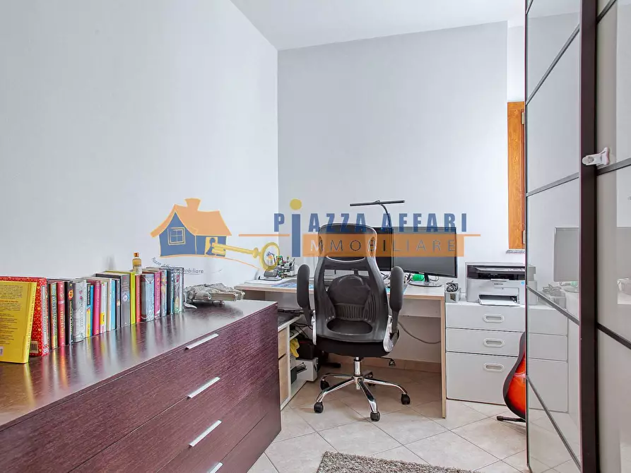 Immagine 21 di Appartamento in vendita  in via Leonardo da Vinci a Caronno Varesino