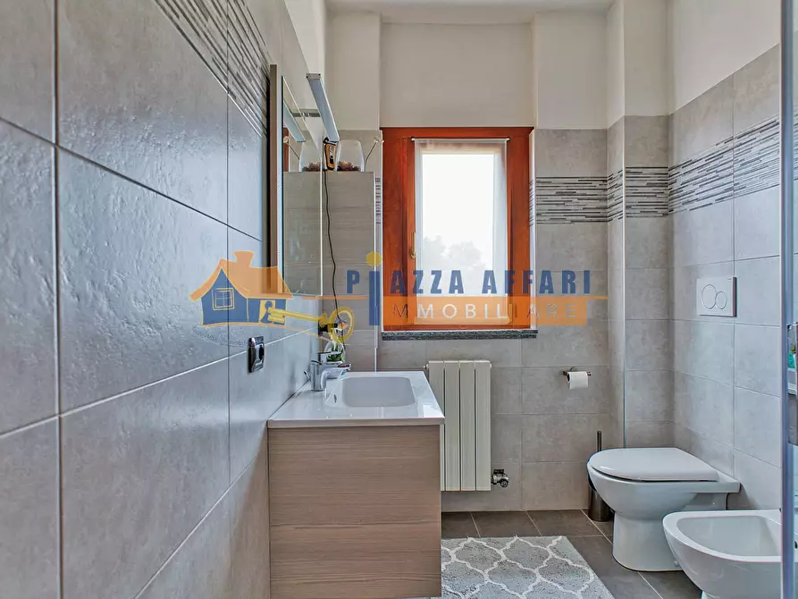 Immagine 22 di Appartamento in vendita  in via Leonardo da Vinci a Caronno Varesino