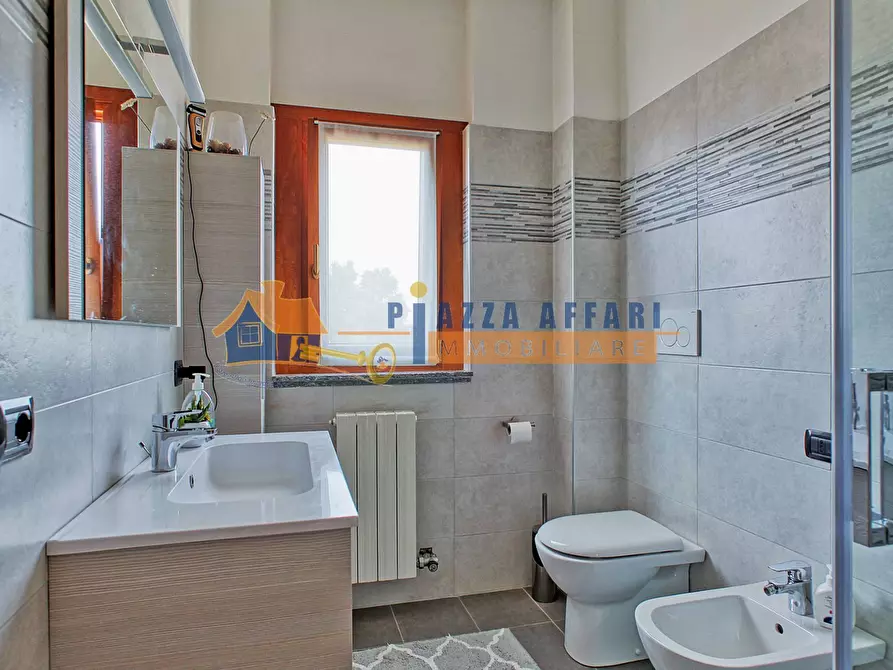 Immagine 23 di Appartamento in vendita  in via Leonardo da Vinci a Caronno Varesino