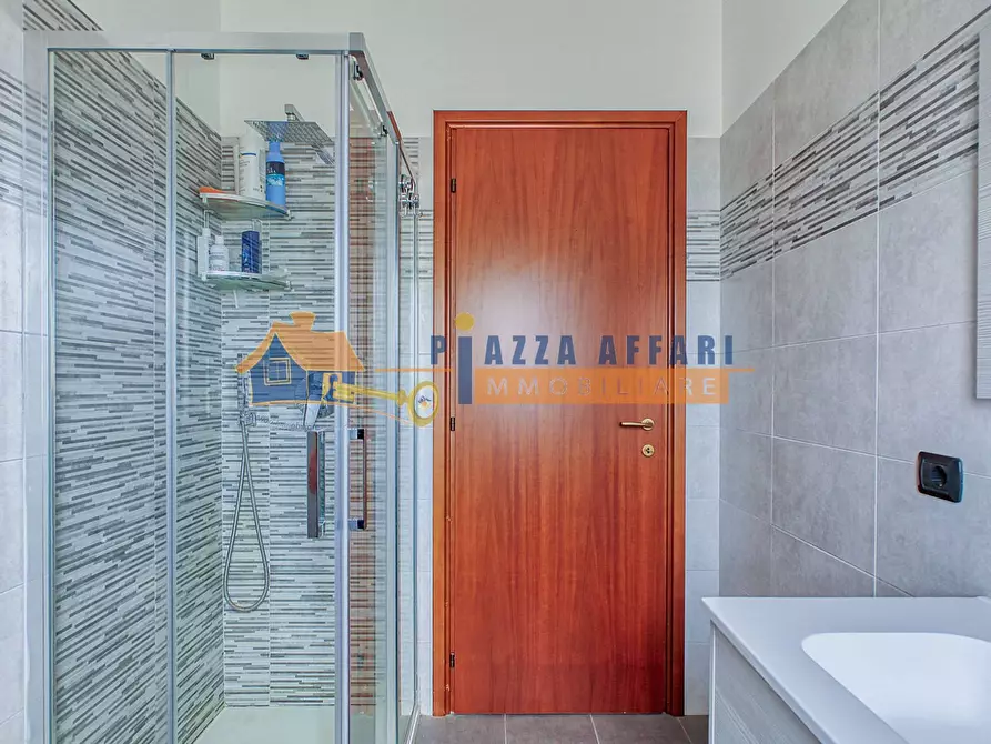 Immagine 29 di Appartamento in vendita  in via Leonardo da Vinci a Caronno Varesino