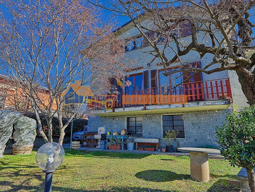 Immagine 1 di Casa bifamiliare in vendita  in via Macchi a Caronno Varesino