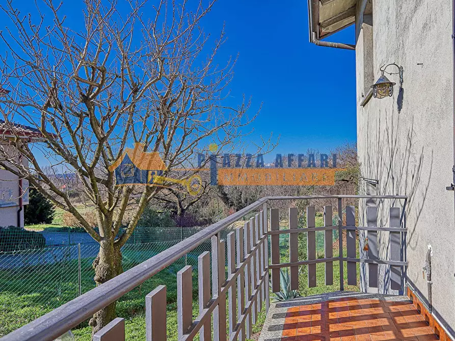 Immagine 6 di Casa bifamiliare in vendita  in via Macchi a Caronno Varesino