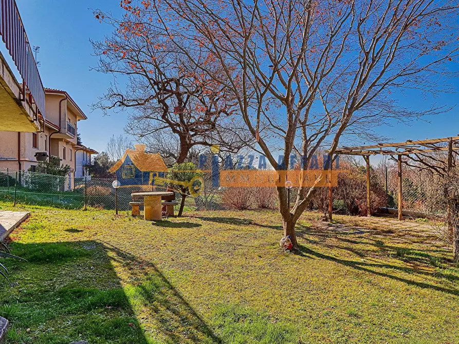 Immagine 3 di Casa bifamiliare in vendita  in via Macchi a Caronno Varesino