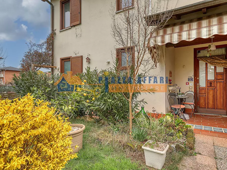 Immagine 1 di Villetta a schiera in vendita  in via Puccini a Caronno Varesino