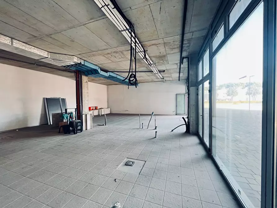 Immagine 6 di Locale commerciale in vendita  in piazza L. tenco a Jesolo