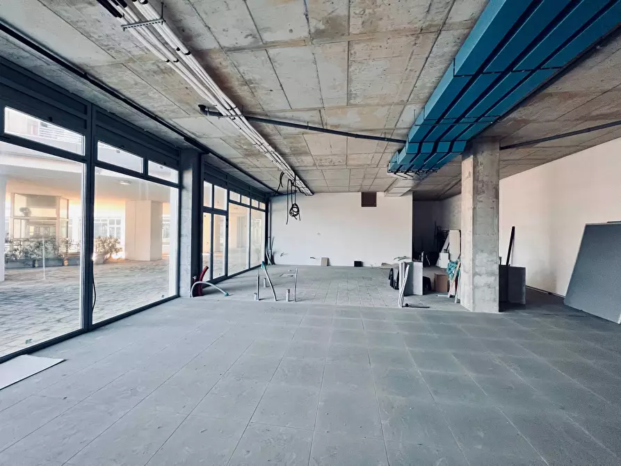 Immagine 2 di Locale commerciale in vendita  in piazza L. tenco a Jesolo